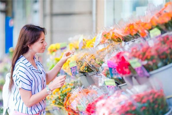 What is the meaning and symbol of buying flowers in a dream?